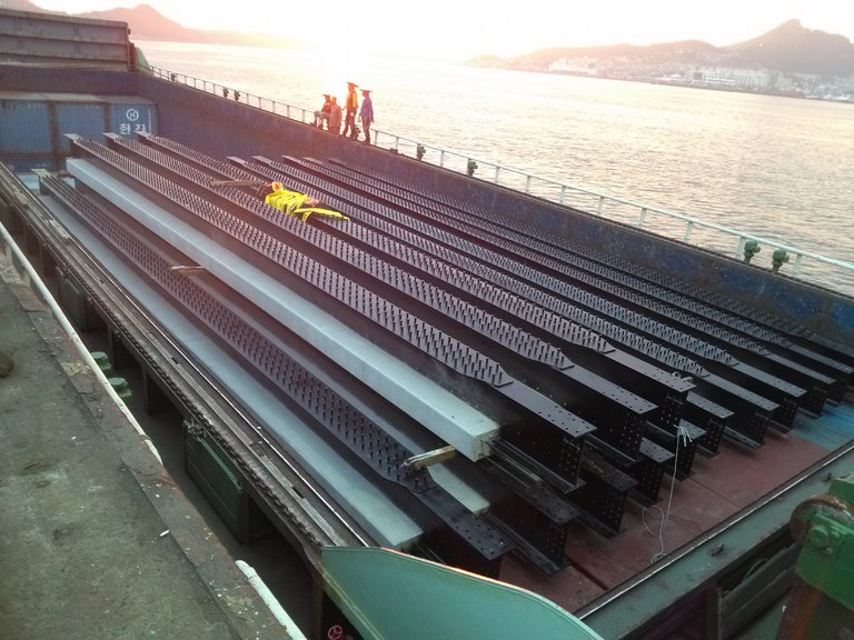 교량 정모멘트 제주항 하역작업(3장)